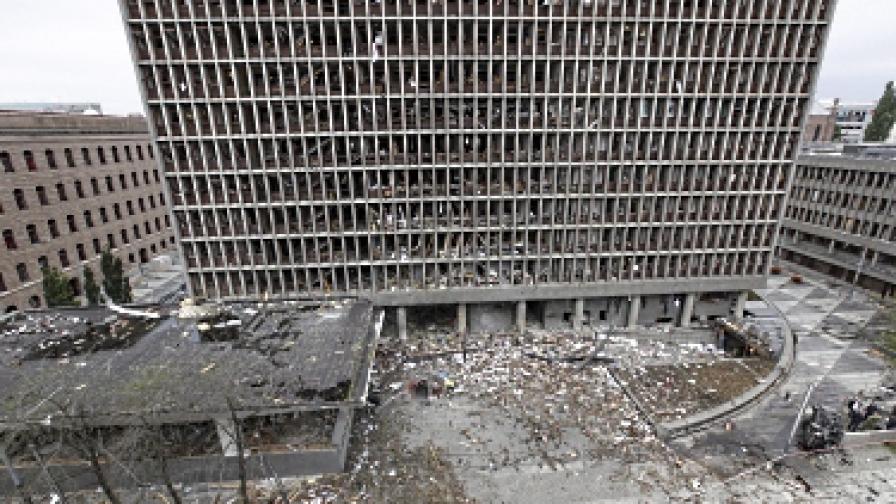 18-етажната правителствена сграда в Осло, пред която на 22 юли избухна бомбата на Брайвик, ще бъде разрушена. Тя претърпя толкова сериозни поражения от експлозията, че евентуален ремонт би излязъл по-скъпо от построяване на нова страда