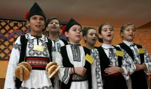 Хиляди коледари в бой за дарове в Румъния