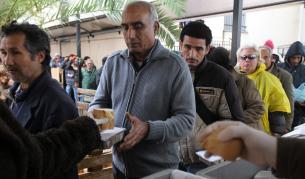 Много гърци посрещат Коледа в социални кухни