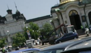 Паркингът пред "Св. Александър Невски" бил като ромски катун