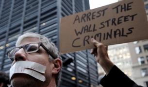 "Арестувайте престъпниците от "Уолстрийт", призовава протестиращ в Ню Йорк