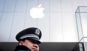 Полицията в Пекин и Шанхай трябваше да възпира разгневените клиенти на Епъл