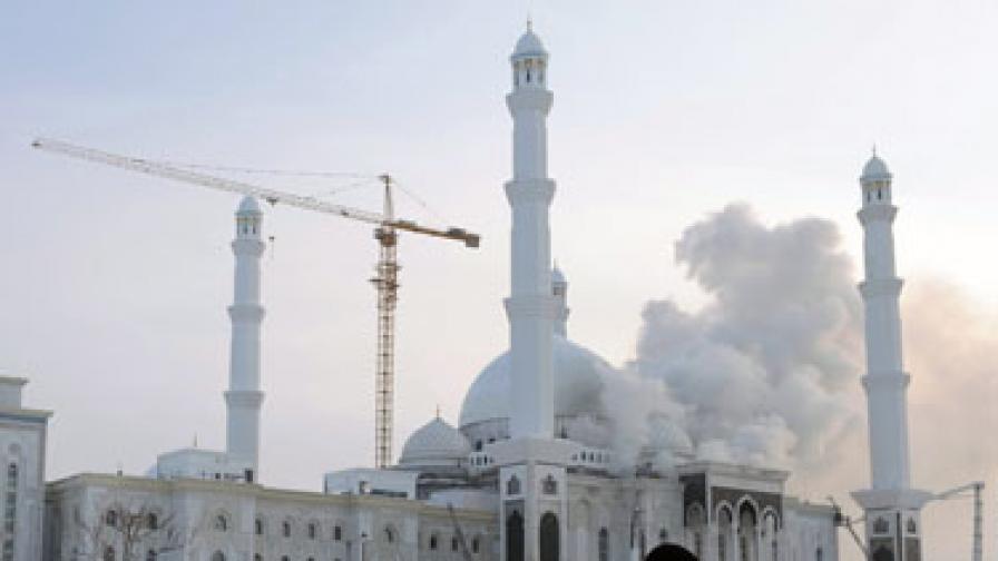 Пожар в най-голямата джамия в Централна Азия, има загинал