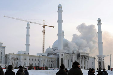 Пожар в най-голямата джамия в Централна Азия, има загинал