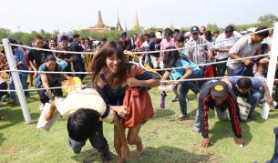 Край на чуденето: Щастието е ненаситно на пари