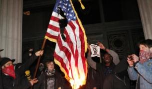 Демонстранти палят американско знаме пред сградата на конгресния център