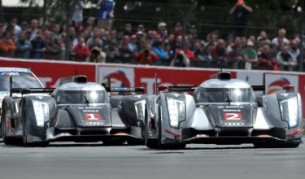 Два от болидите на "Ауди" в състезанието миналата година