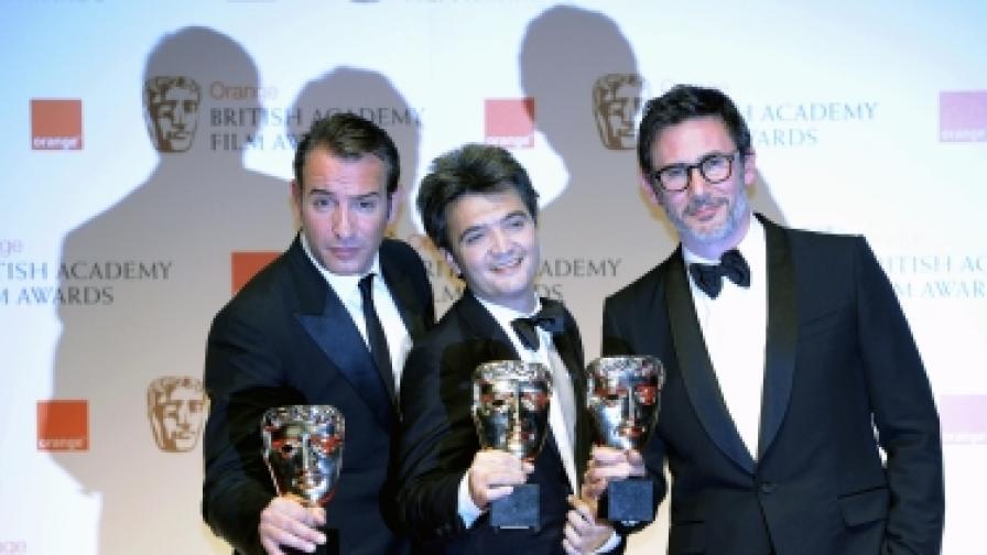 Трима французи (отляво): актьрът Жан Дюжарден, продуцентът Томас Лангман и режисьорът Мишел Азанавичус с три от седемте награди БАФТА за "Артистът"