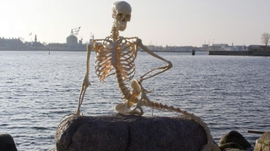 Скелетът на Малката русалка (едноименната героиня на Х.К. Андерсен) край бреговете на Копенхаген