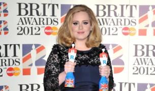 Адел показа среден пръст по време на наградите "Брит"