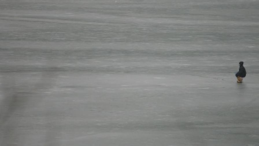 Запалени рибари ловят риба върху замръзналото Панчаревско езеро