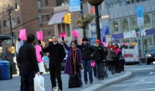 Всеки участник размахваше розов формуляр, каквито в САЩ са известията за уволнение