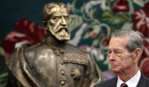 Крал Михай до бюст на своя прадядо Крал Карол I (1837-1914) в парламента в Букурещ, където произнесе реч по случай своята 90-годишнина (фотография от 25.10.2011)