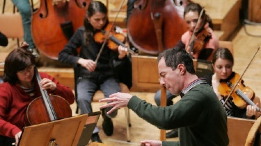 Росен Миланов ще дирижира гала концерт на Нов Симфоничен оркестър