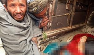 Афганистанец показва тела на част от жертвите