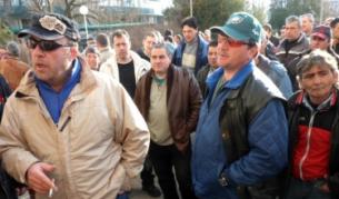 Металурзите в Kърджали блокираха пътя за Хасково