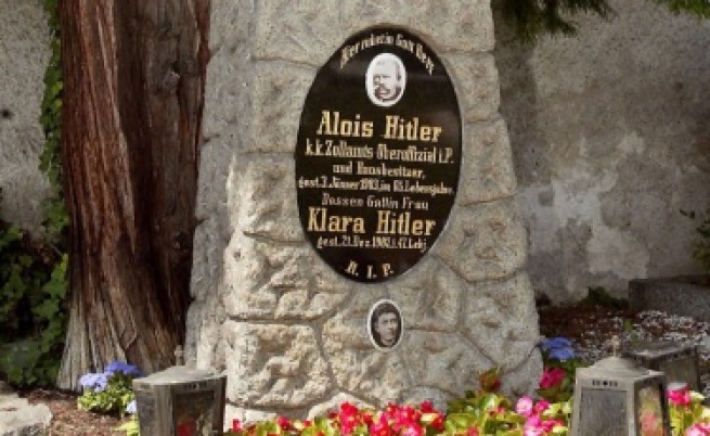 Гробът на Хитлеровите родители - без паметник