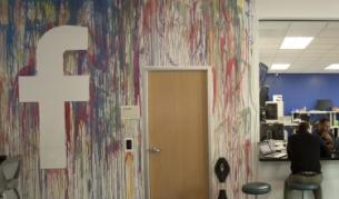 "Фейсбук" отвръща на удара, съди "Яху"