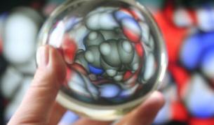 Учени изобретиха "самолекуваща" се пластмаса