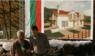 Бай Васил от Бисер с репортера на Би Ти Ви пред плакат, на който е изобразена бъдещата му нова къща