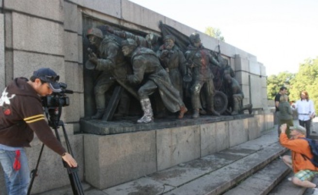 Паметникът на съветската армия отново оцветен