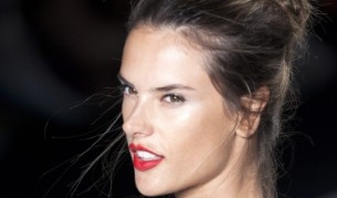 Моделът Алесандра Амброзио роди момче