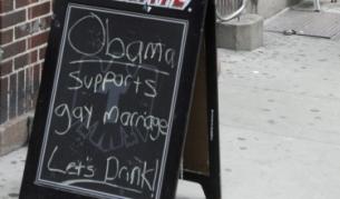 Нюйоркският бар Стоунуол Инн, който е исторически свързан с движението за гей права в САЩ, съобщава за подкрепата на Обама