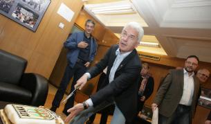 На 19 април в централата на "Атака" Волен Сидеров черпи с торта по случай рождения си ден