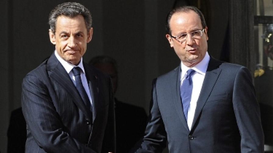 Саркози (вляво) и Оланд се ръкуват на стълбите на Елисейския дворец