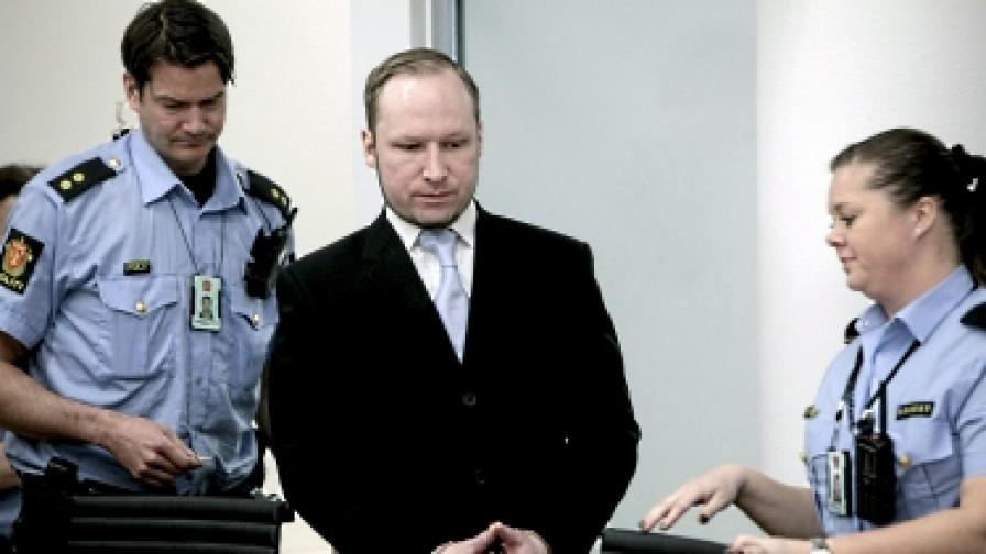 Брайвик (в средата) в съда