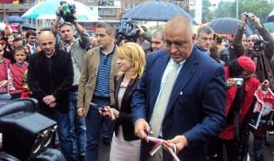 Дъждът не попречи на премиера да отреже няколко ленти в града на хумора