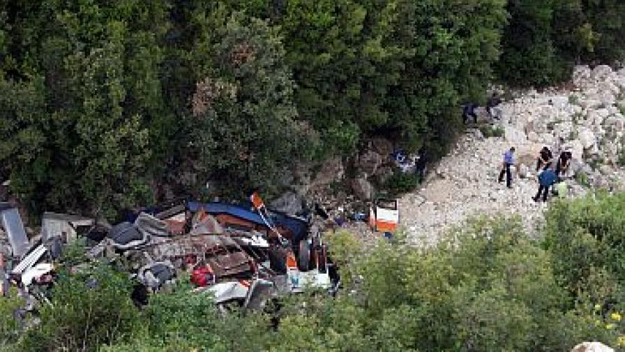 Автобус падна в пропаст в Албания