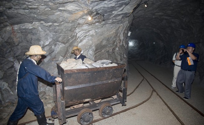 Миньори затрупани в нелегална мина в ЮАР