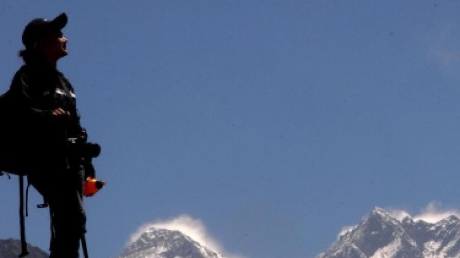 Изглед към Еверест от друг висок връх на Хималаите