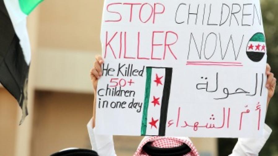 Протест срещу Башар Асад в Бахрайн след клането в Хула, при което загинаха десетки жени и деца