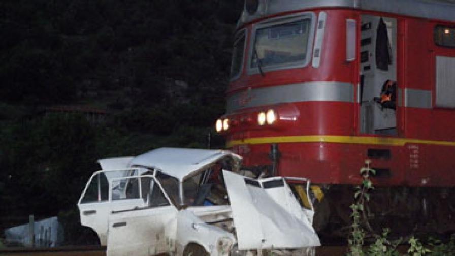 Край Симитли: Влак помете кола, шофьорът загина 