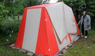 Жена е излязла на палатка в градината си