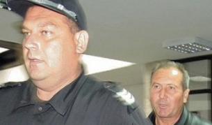 Ангел Кираджиев (дясно) в Благоевградския съд