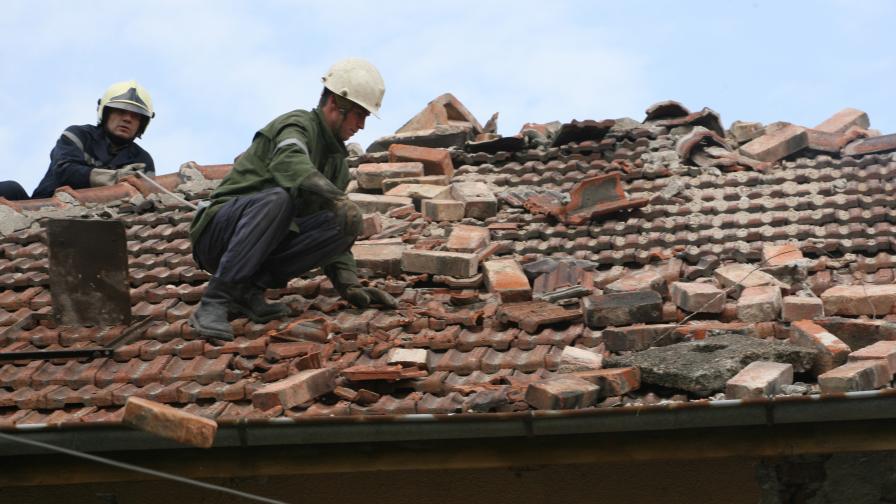 Възстановителните работи след трусовете в Перник продължават