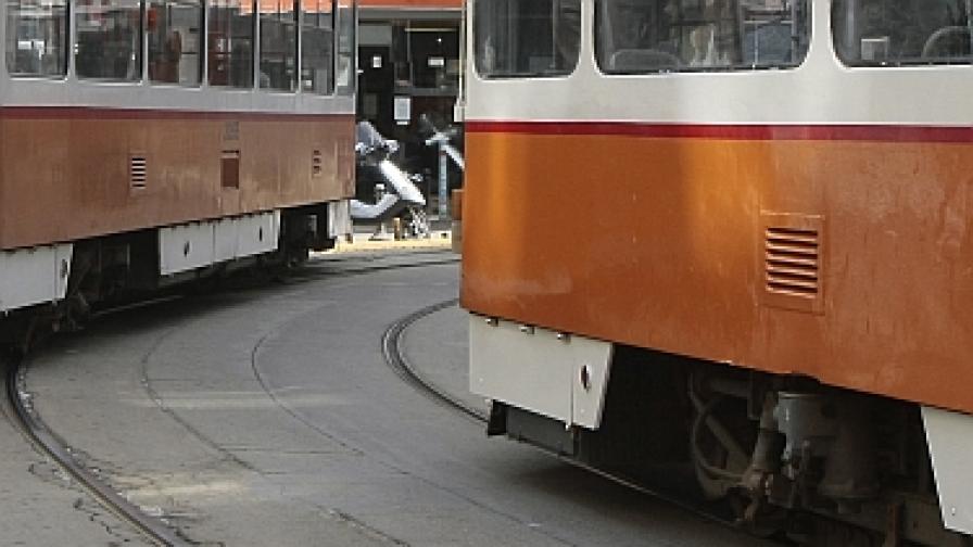 Трима леко пострадали след удар на два трамвая в София