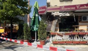 По изнесените на тротоара масички на тази сладкарница можеше да има десетина посетители...