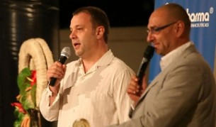 Емил Кошлуков (л) получава наградата "Свети Влас" за 2012 г.