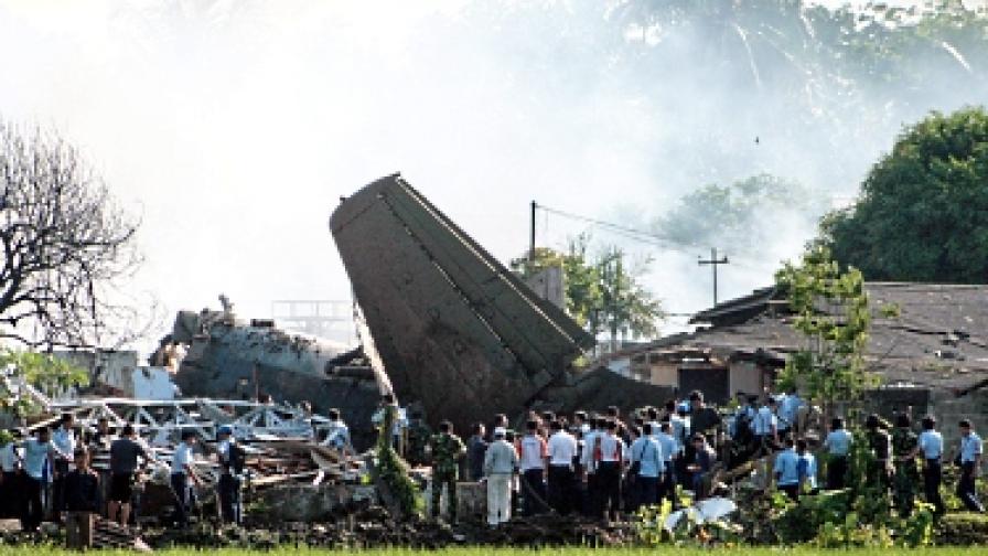 Междувременно индонезийски военен самолет със седем души на борда се разби в жилищен квартал на столицата Джакарта