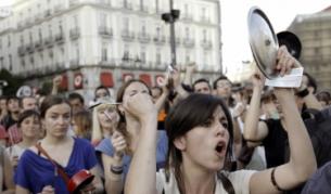 Само жени участваха в поредния протест на недоволните на централния мадридски площад "Пуерта дел сол" (фотография от 16 май 2912 г.)