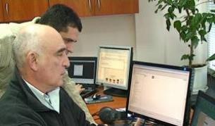 Проф. Ованес Мекенян в лабораторията си в Бургас