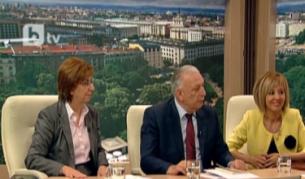 Отляво: Екатерина Михайлова, Димитър Лазаров, Мая Манолова в студиото на Би Ти Ви