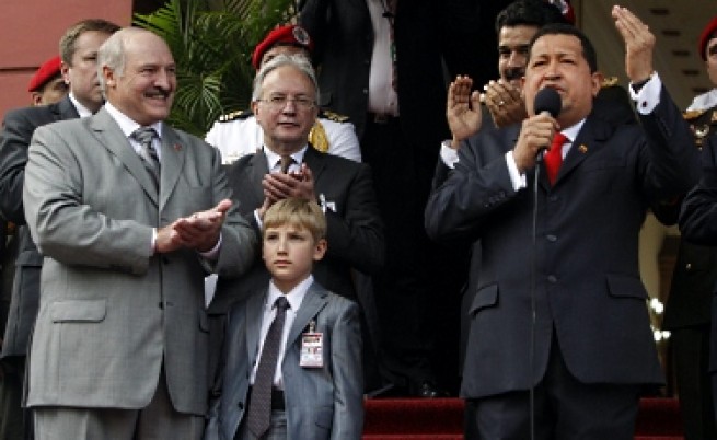 Кое е това момче със сив костюм? Коля Лукашенко – следващият беларуски диктатор 