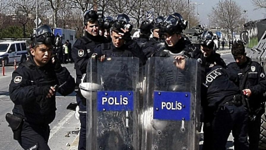 Три експлозии в турския град Мерсин
