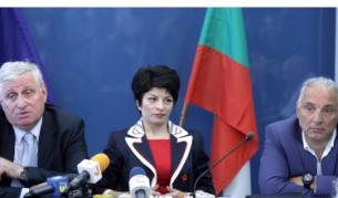 Здравният министър Десислава Атанасова и представителите на синдикатите и работодателите в сектора