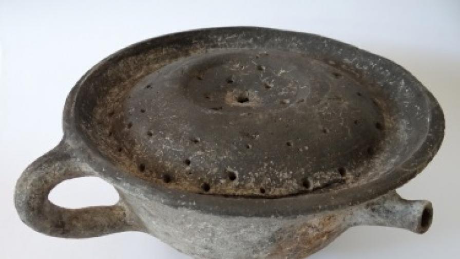 Край Бяла откриха уникален византийски керамичен съд за готвене на пара